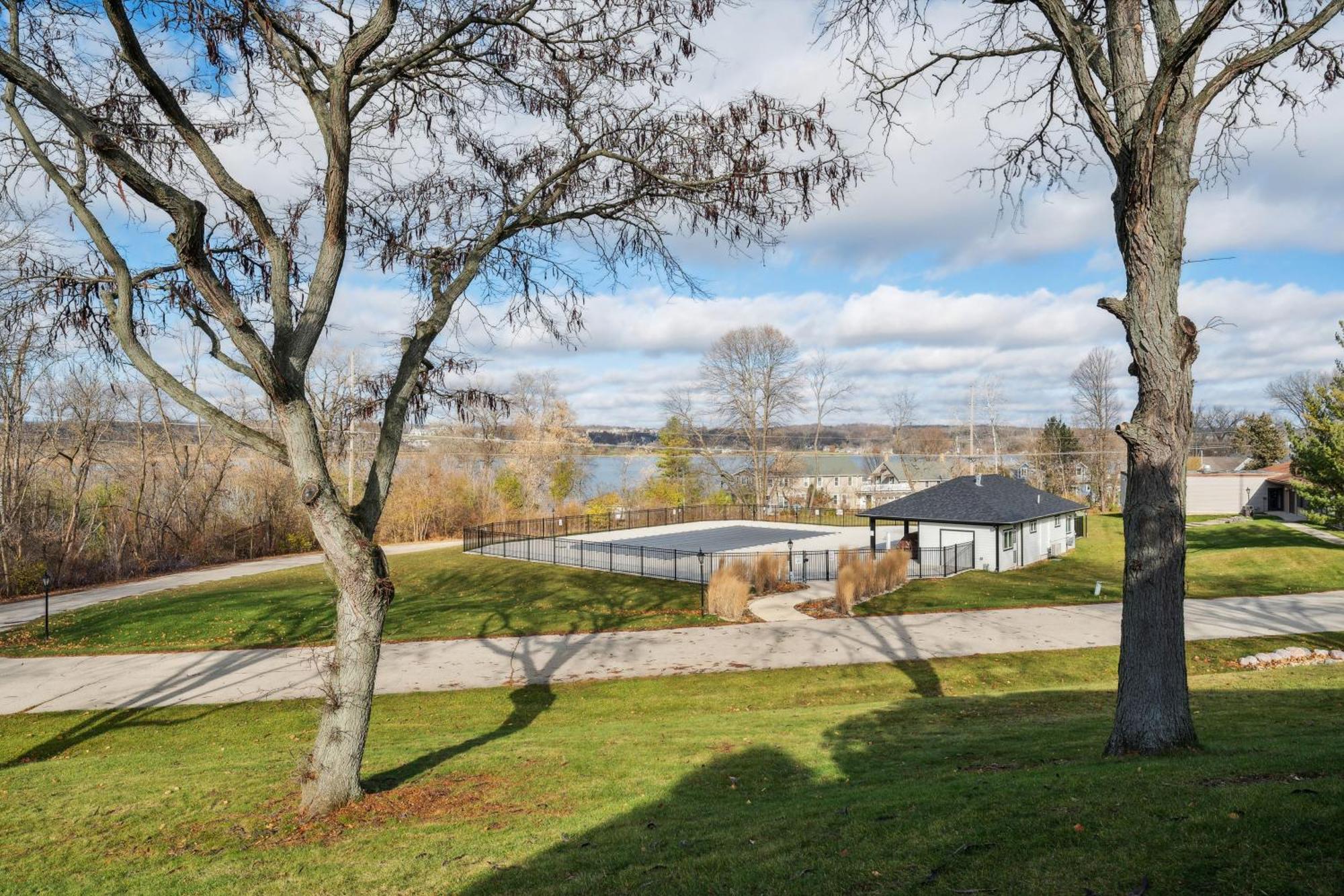 Elegant 4-Season Lake Geneva Condo With Fireplace! Exterior photo