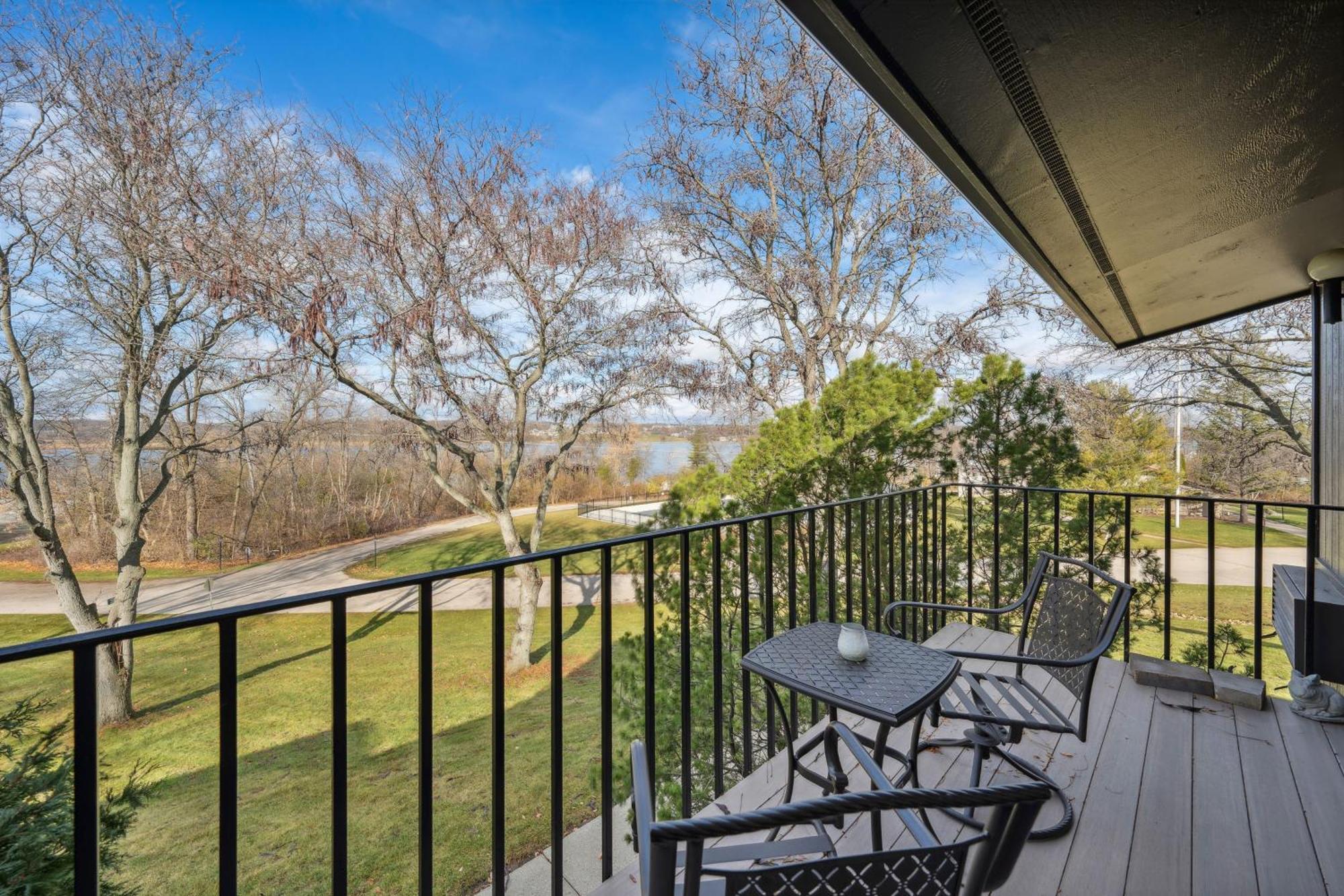 Elegant 4-Season Lake Geneva Condo With Fireplace! Exterior photo