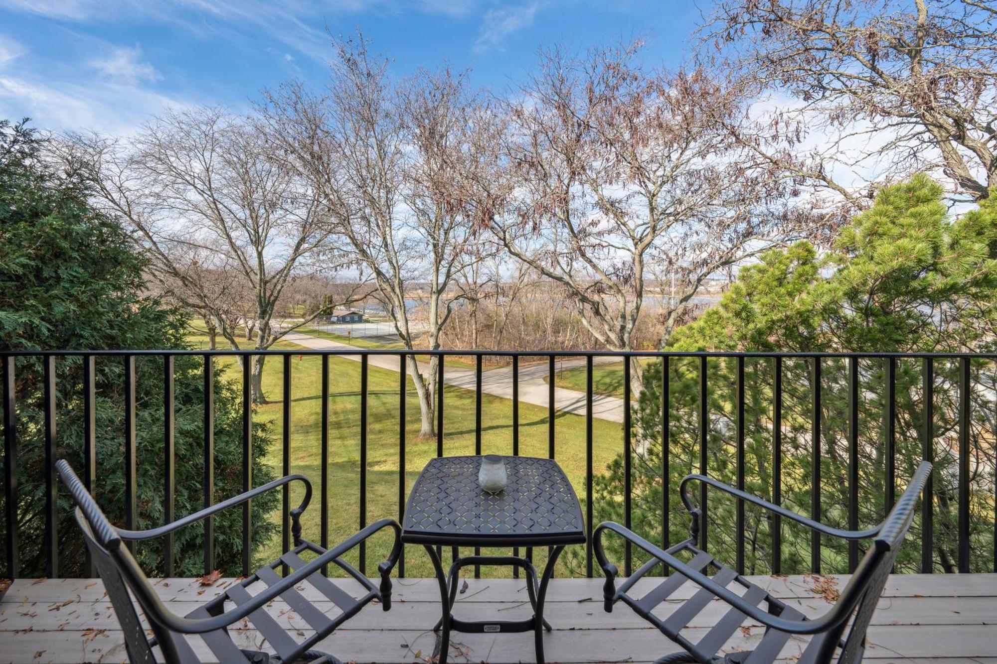 Elegant 4-Season Lake Geneva Condo With Fireplace! Exterior photo